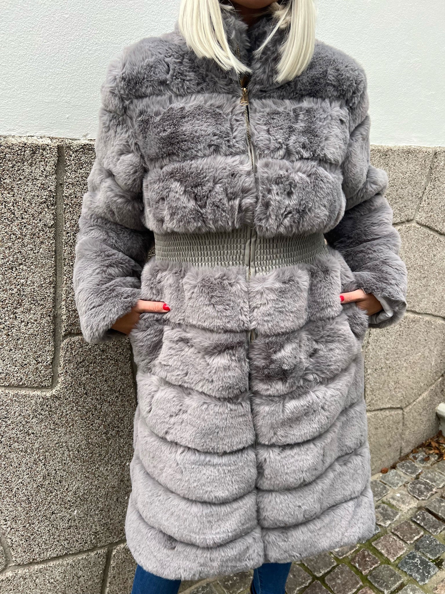 Darya - Fake Fur jacka med resår i midjan